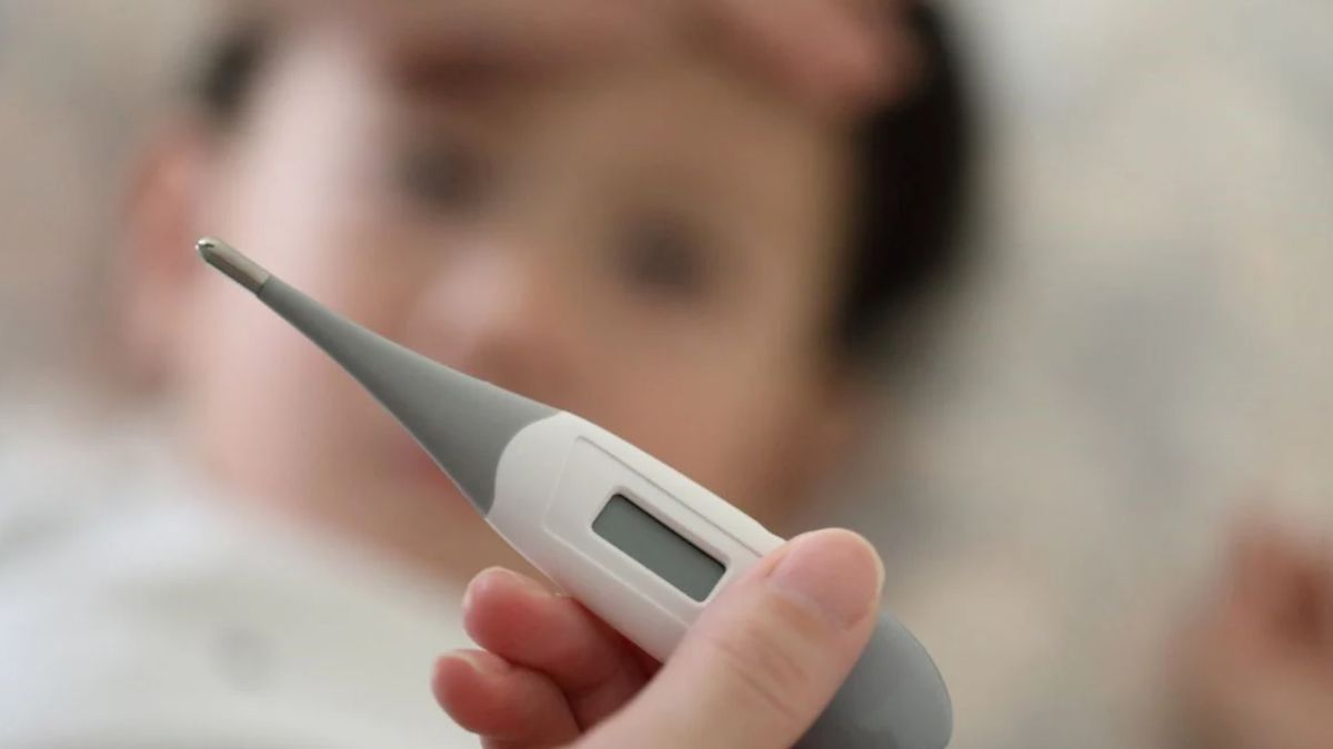 La meningitis bacteriana es una grave enfermedad que se presenta con varios síntomas, y el más común es la fiebre La meningitis bacteriana es una grave enfermedad que se presenta con varios síntomas, y el más común es la fiebre