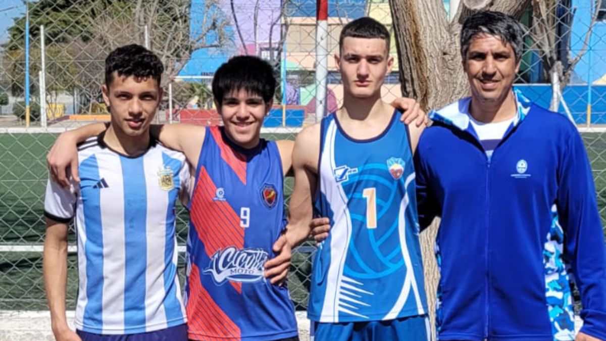 Parte del grupo de jugadores de Etiec y Municipalidad de Maipú llamados a la Selección argentina de handball de playa