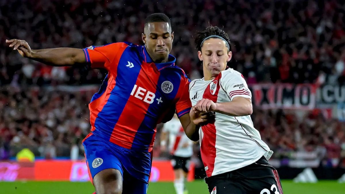 Es dura la puja entre River y San Lorenzo en el mercado de pases por el colombiano Romaña.