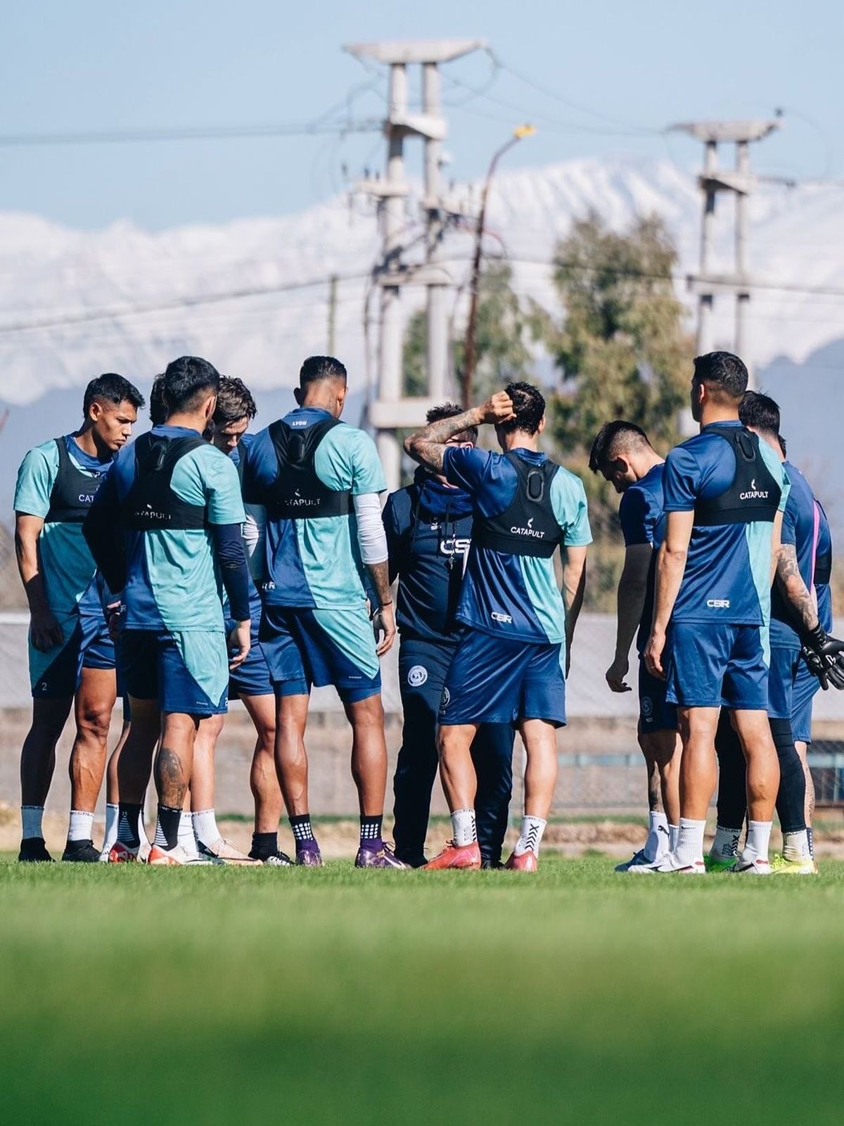 Alfredo Berti dialoga con sus jugadores en los preparativos del encuentro de Independiente Rivadavia ante Lan&uacute;s. Foto: Gentileza Prensa Lepra.&nbsp;