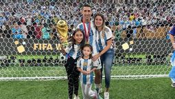 Ángel Di María posa con su familia y con la Copa del Mundo.