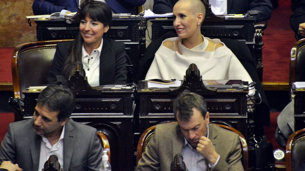 Pamela Verasay sentada al lado de Jimena Latorre. Más abajo, Lisandro Nieri.