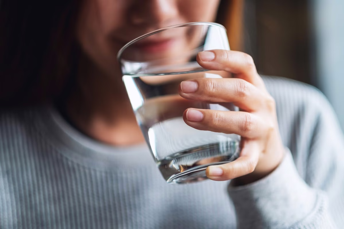 El agua es la clave para mantener un cuerpo saludable. El agua es la clave para mantener un cuerpo saludable.
