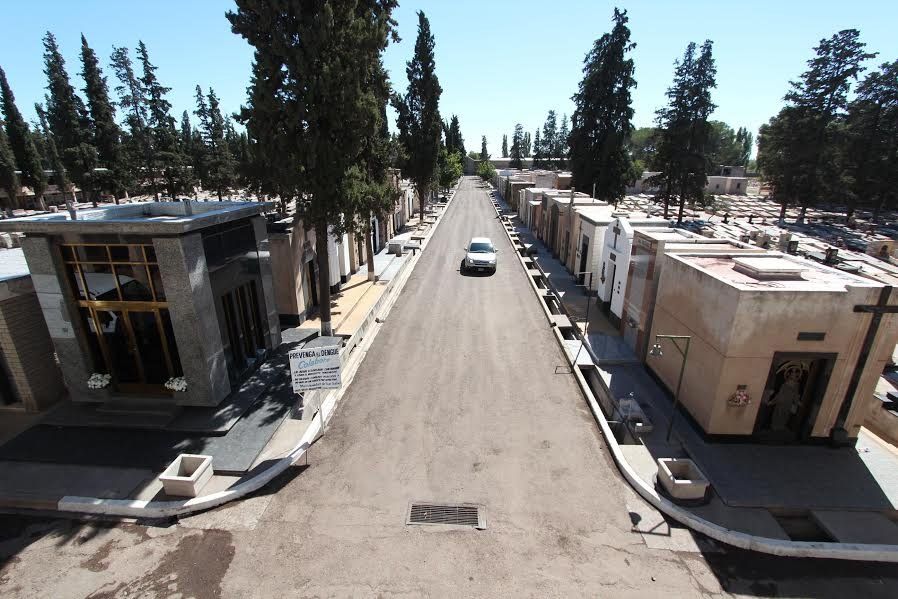 Comenzaron a asfaltar las calles internas del Cementerio