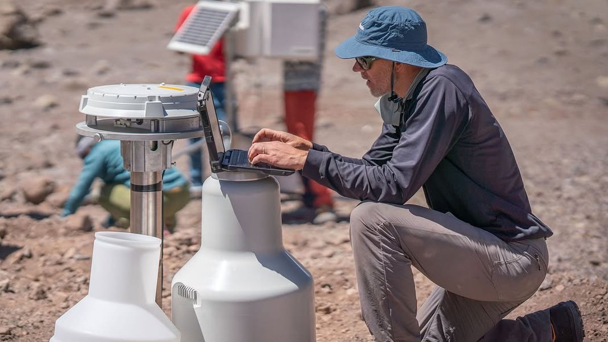 Un técnico trabaja en estaciones meteorológicas en el Aconcagua, la montaña que es orgullo de los mendocinos. Un técnico trabaja en estaciones meteorológicas en el Aconcagua, la montaña que es orgullo de los mendocinos.