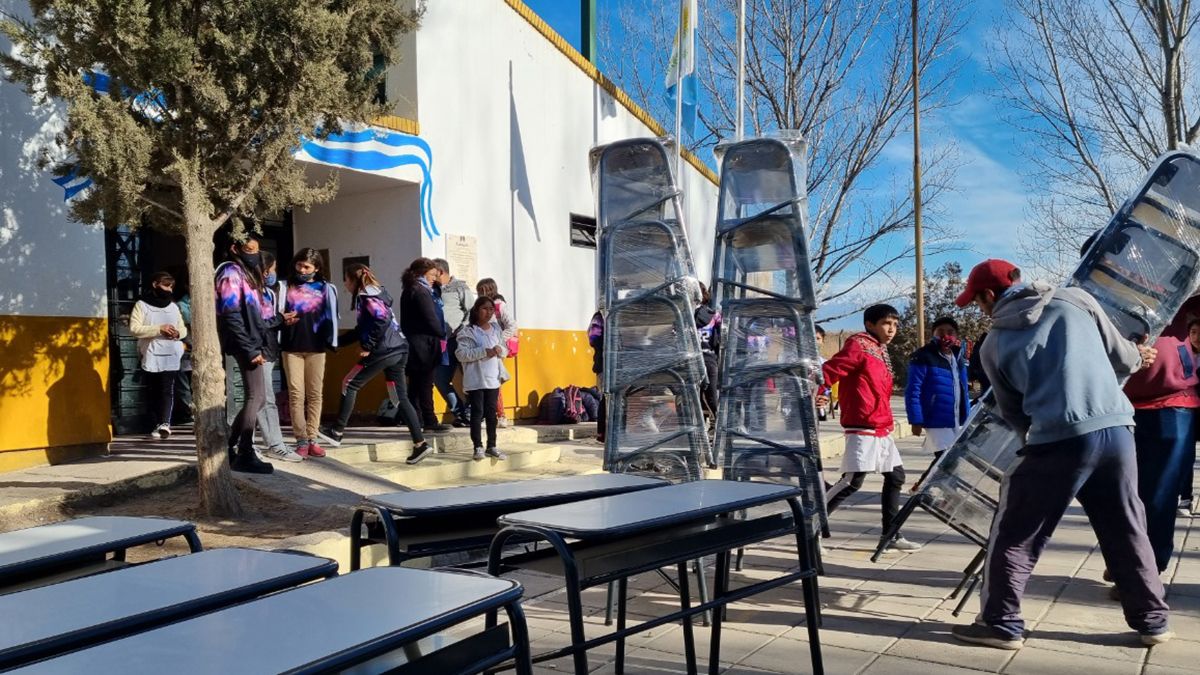 La Municipalidad de Tunuyán adquirió de forma directa 400 sillas y 200 bancos escolares.