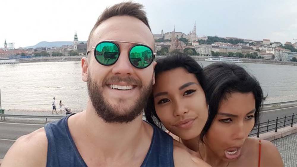 Se tomó una selfie romántica con su novia de dos cabezas y se volvió viral