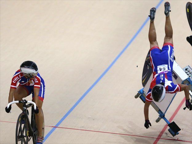 ¡Tremendo! Ciclista voló por los aires y sufrió una fractura expuesta