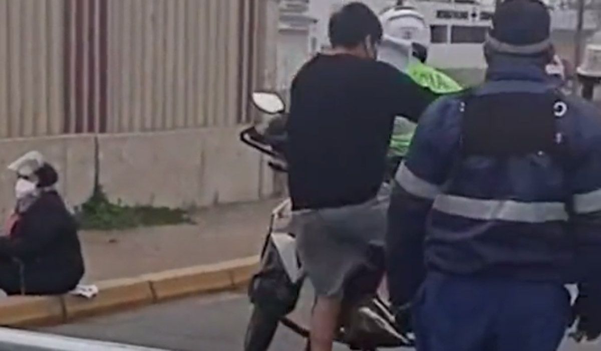 Video viral: policía llevó en moto a un alumno para que no llegara tarde a un examen
