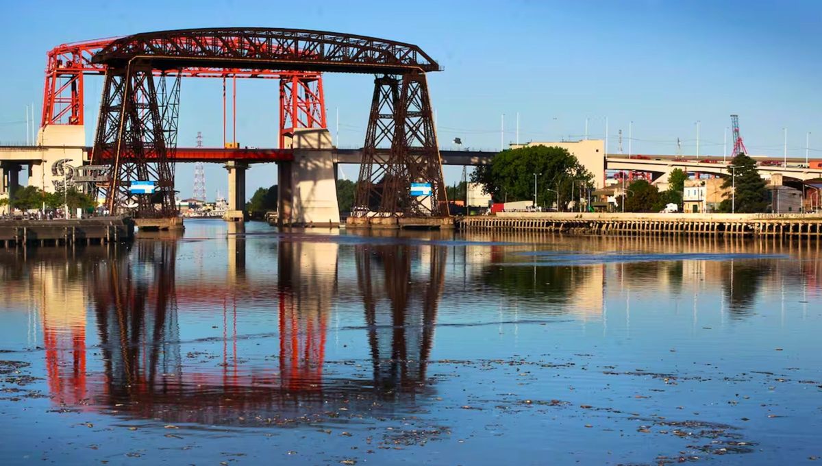 El Riachuelo es un curso de agua de 64 km de largo que nace en la provincia de Buenos Aires, Argentina, que vivió grandes transformaciones a lo largo de los años. El Riachuelo es un curso de agua de 64 km de largo que nace en la provincia de Buenos Aires, Argentina, que vivió grandes transformaciones a lo largo de los años.