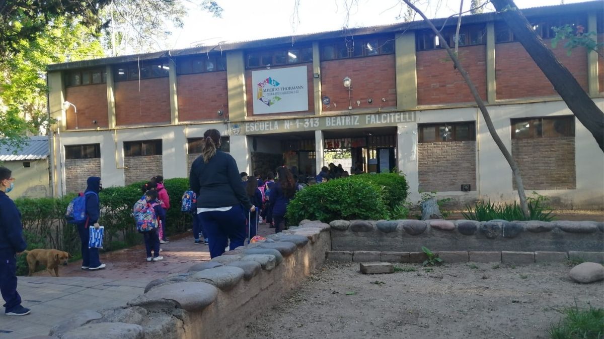 El caso de abuso sexual en la escuela Falcitelli derivó en un reclamo por parte de los padres.