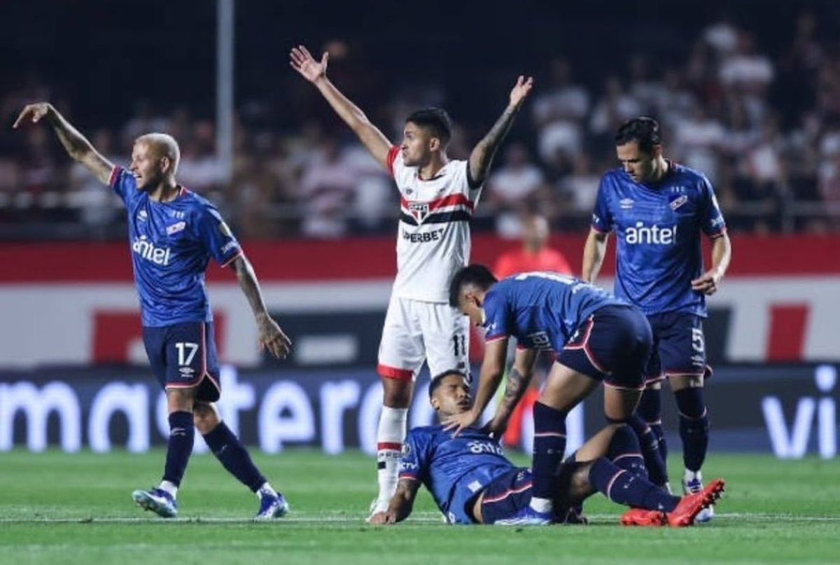 Juan Izquierdo debió ser atendido en el partido de Copa Libertadores entre Nacional y San Pablo. Juan Izquierdo debió ser atendido en el partido de Copa Libertadores entre Nacional y San Pablo.