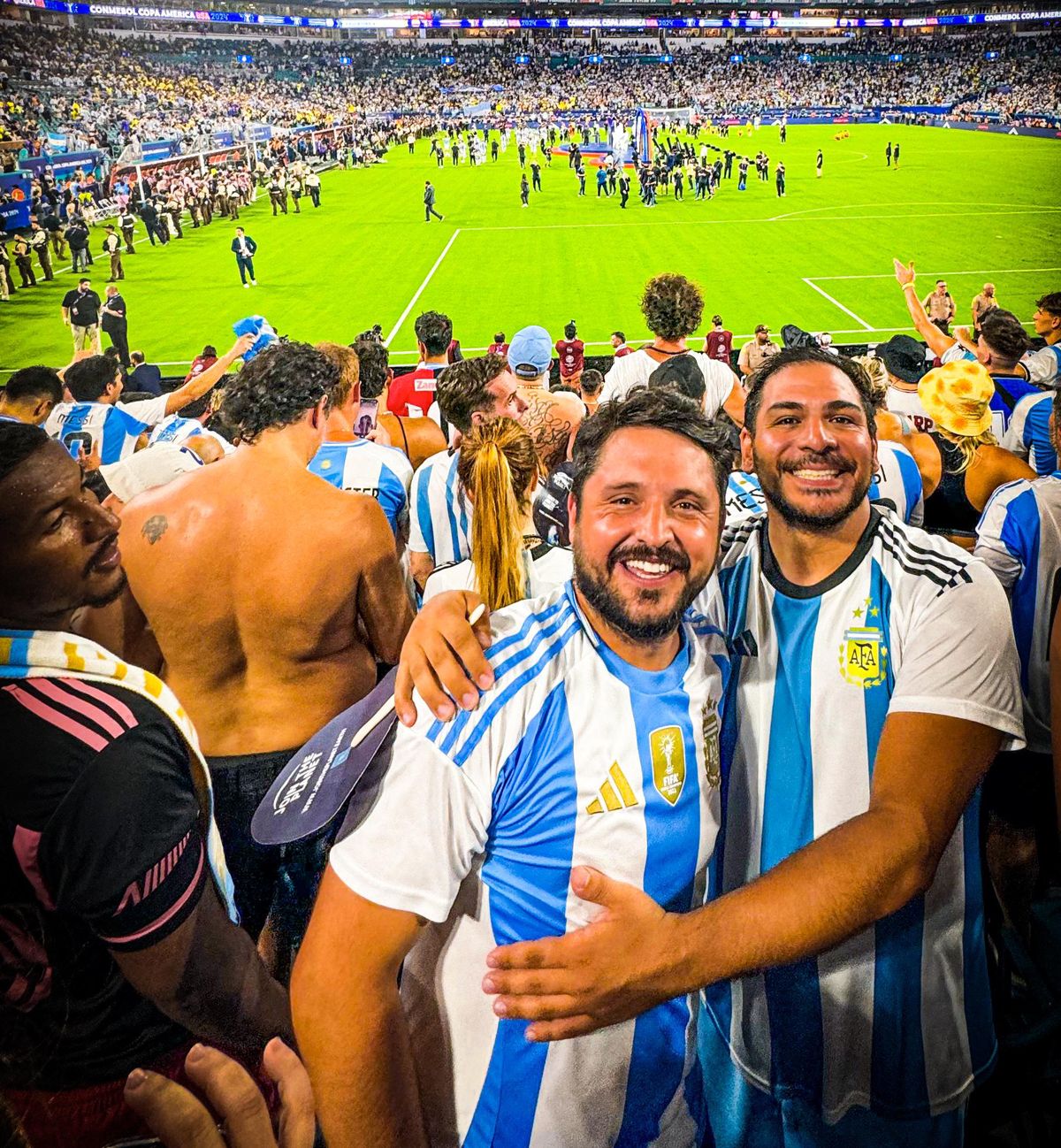 Emmanuel Largayoli y Juan Duarte, dos amigos sanmartinianos que siguen a la Selección Argentina por el mundo. Emmanuel Largayoli y Juan Duarte, dos amigos sanmartinianos que siguen a la Selección Argentina por el mundo.