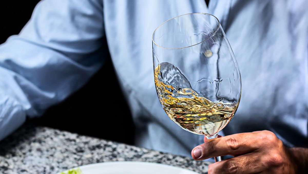 La temperatura en la que se encuentra el vino blanco tiene un impacto significativo en su sabor y aroma