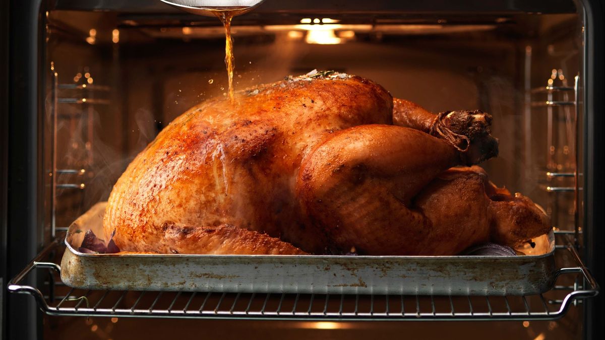 Asar a la parrilla ahorra espacio en el horno y puede ser más rápido que asar y ahumar un pavo si lo abres&nbsp;en forma de mariposa&nbsp;.