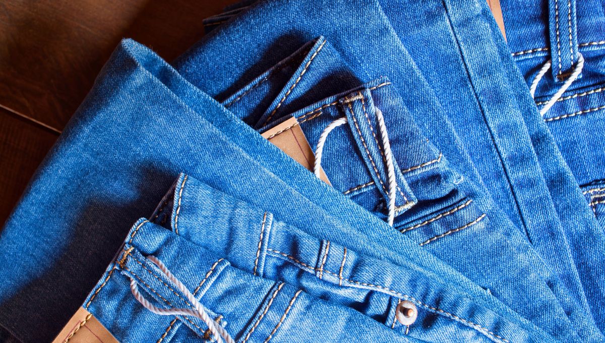 Los jeans se pueden usar para crear muchas prendas y accesorios nuevos. Los jeans se pueden usar para crear muchas prendas y accesorios nuevos. 