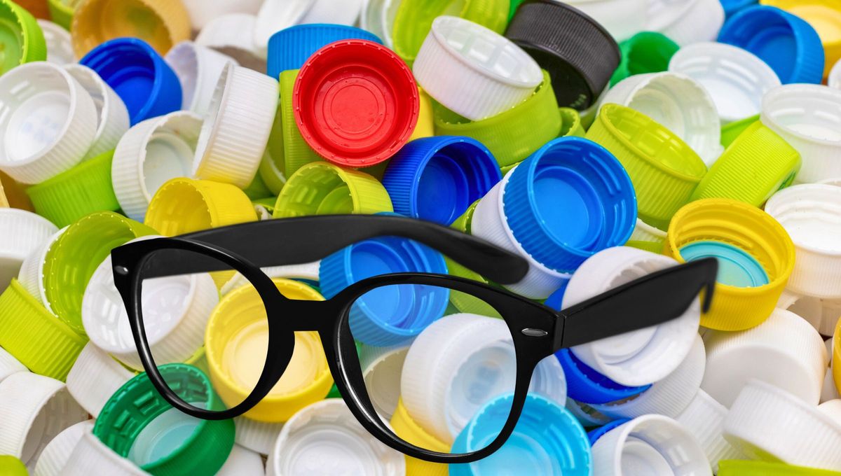 Reciclaje: convierten tapas de plástico en anteojos gratuitos para quienes no pueden pagarlos
