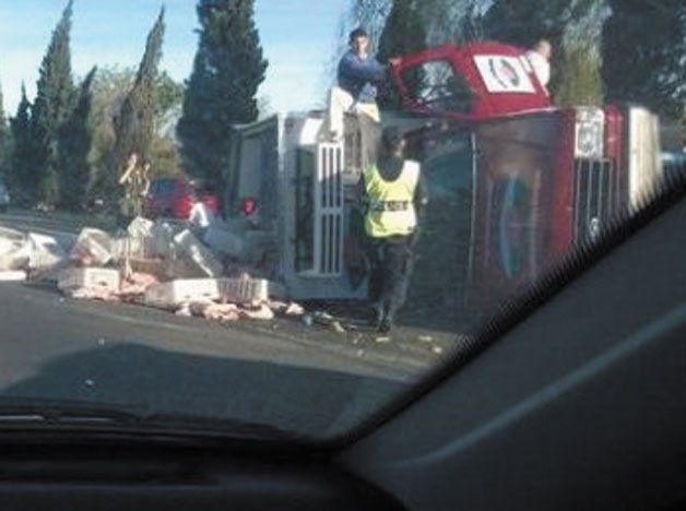 Un camionero alcoholizado volcó en la Autopista Buenos Aires-La Plata