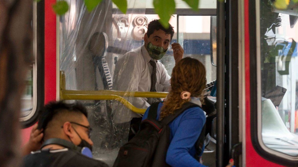 Con las escuelas más abiertas, las frecuencias de micros funcionan al 95%