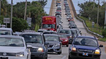 Refugios abarrotados en Florida por la llegada del huracán