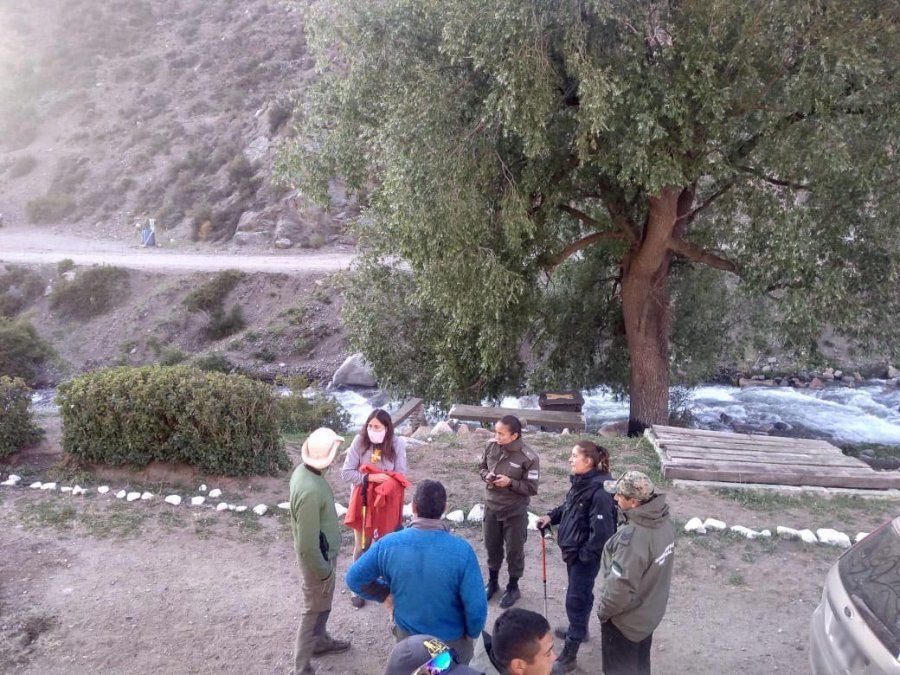 Efectivos de la Policía de la provincia, guardaparques y personal dependiente del Escuadrón 28 Tunuyán emprendieron la búsqueda de las personas.