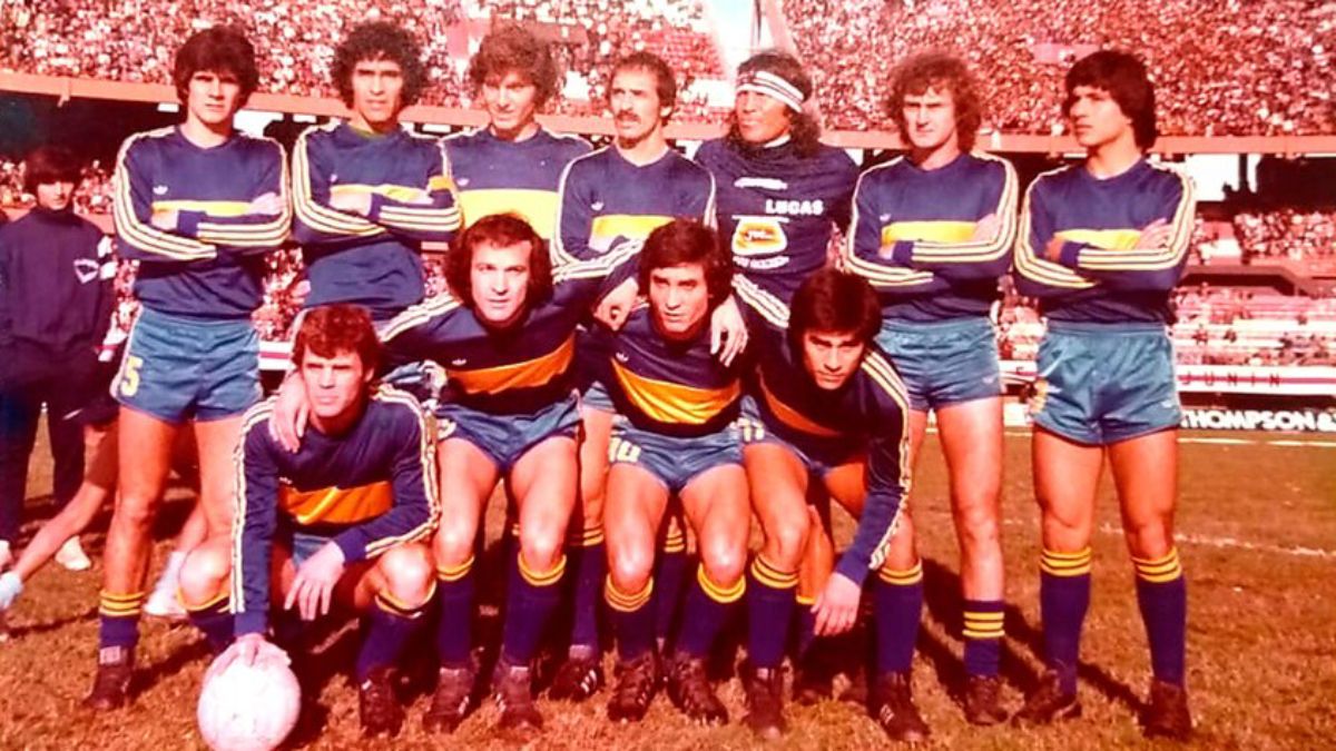 Hugo Perotti, abajo a la derecha, en el Boca de 1980, junto a figuras como Hugo Orlando Gatti, Oscar Ruggeri, Vicente Pernía, Zanabria o Toti Veglio. Hugo Perotti, abajo a la derecha, en el Boca de 1980, junto a figuras como Hugo Orlando Gatti, Oscar Ruggeri, Vicente Pernía, Zanabria o Toti Veglio.