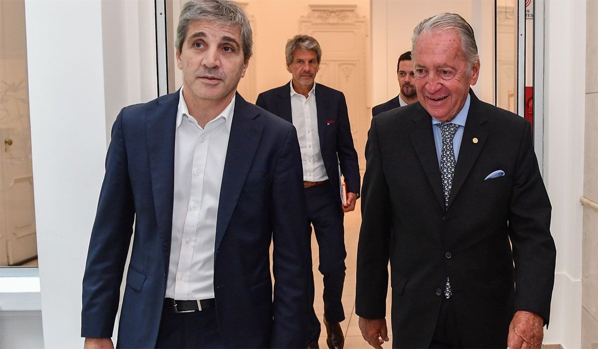 El ministro de Economía Luis Caputo junto a Daniel Funes de Rioja.