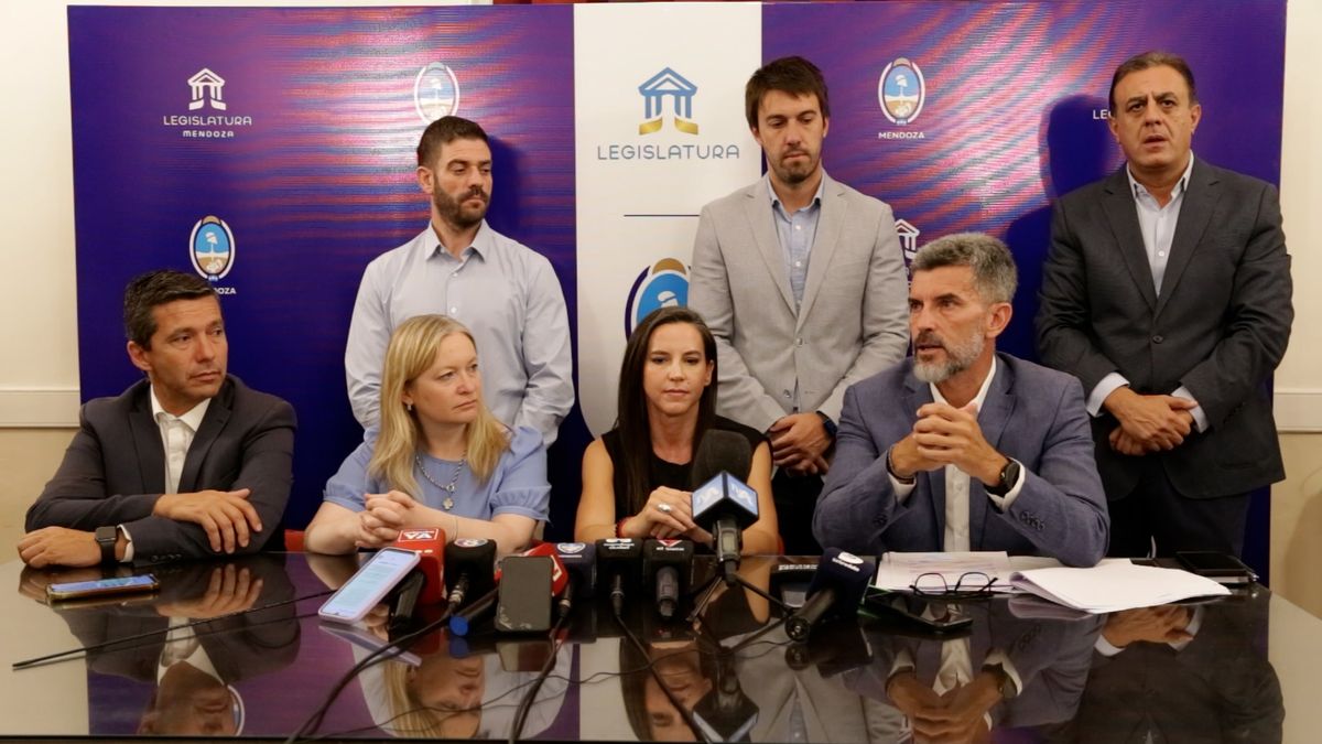 El intendente de Ciudad, Ulpiano Suarez, se sumó a la presentación del proyecto que le da marco legal al uso de las Taser en manos de preventores municipales. El intendente de Ciudad, Ulpiano Suarez, se sumó a la presentación del proyecto que le da marco legal al uso de las Taser en manos de preventores municipales.