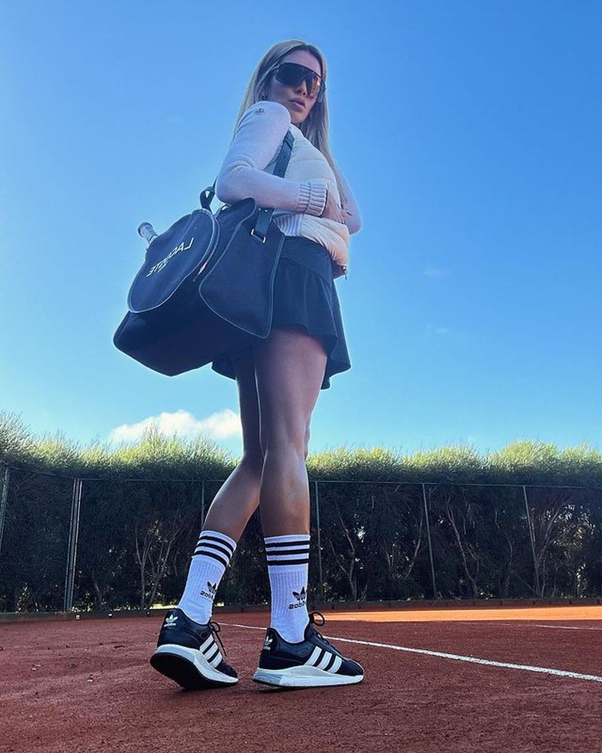 Desde la cancha, Claudia Ciardone confirma que así se lleva el tenniscore: mini al ras, XS y más.