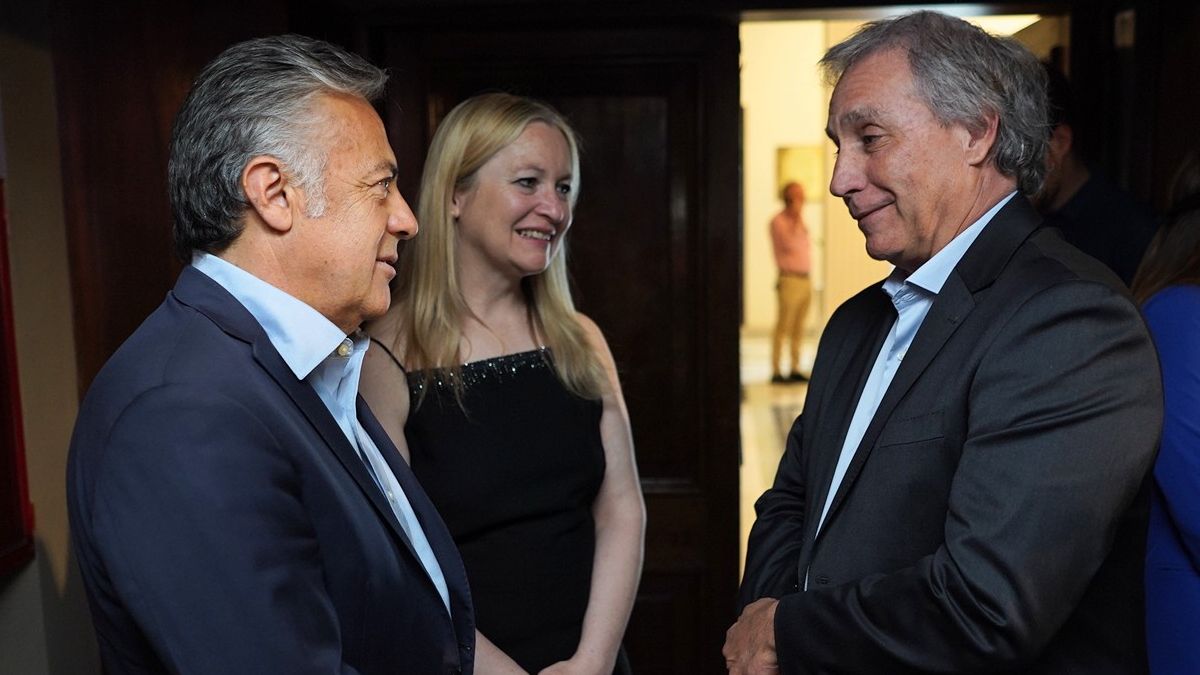 Alfredo Cornejo, Hebe Casado y el presidente de la Federación Empresaria Hotelera Gastronómica de la República Argentina (FEHGRA), Fernando Desbots.