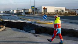 Catástrofe ambiental. Islandia en alerta: una enorme grieta parte en dos la isla.