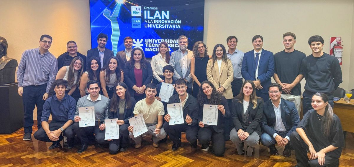 Junto a todos los participantes y organizadores del evento al que asistieron Alejo y Lucía: el Premio de la Innovación Universitaria. Ambos lo ganaron y les abrió la puerta al viaje a Israel. Junto a todos los participantes y organizadores del evento al que asistieron Alejo y Lucía: el Premio de la Innovación Universitaria. Ambos lo ganaron y les abrió la puerta al viaje a Israel.