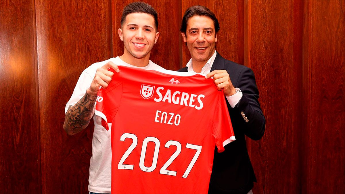 Enzo Fernández y el histórico Rui Costa, en la presentaación del ex River en Benfica.