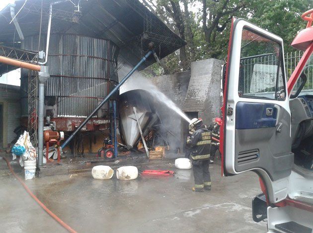 Video: así fue el operativo de Bomberos en el incendio del corralón
