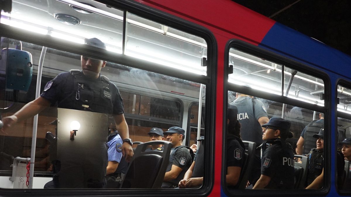 El personal policial viaja gratis en micro. El personal policial viaja gratis en micro.