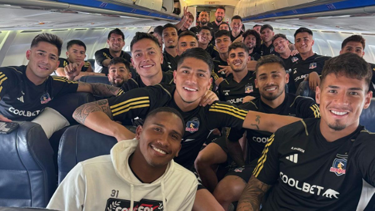 El plantel de Colo Colo en vuelo rumbo a Mendoza
