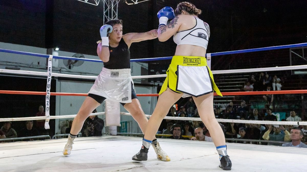 Soledad Ferreyra anticipa con un jab zurdo el avance de Karen Vega. Soledad Ferreyra anticipa con un jab zurdo el avance de Karen Vega.