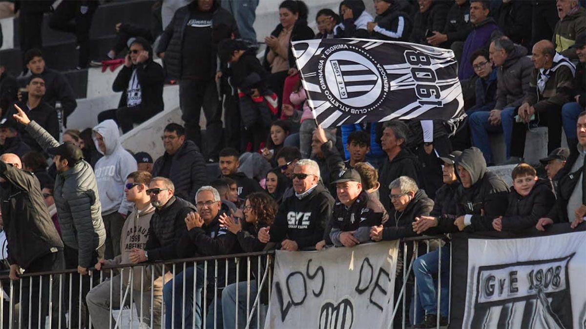 Los hinchas de Gimnasia y Esgrima le dieron un buen marco al Legrotaglie.