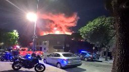 El incendio se produjo en las últimas horas de la tarde de este martes en un edificio donde funciona un salón de eventos en el barrio de Parque Chacabuco