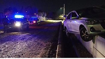 Un conductor alcoholizado chocó en la ruta 82 y su auto quedó subido al guardarrail 