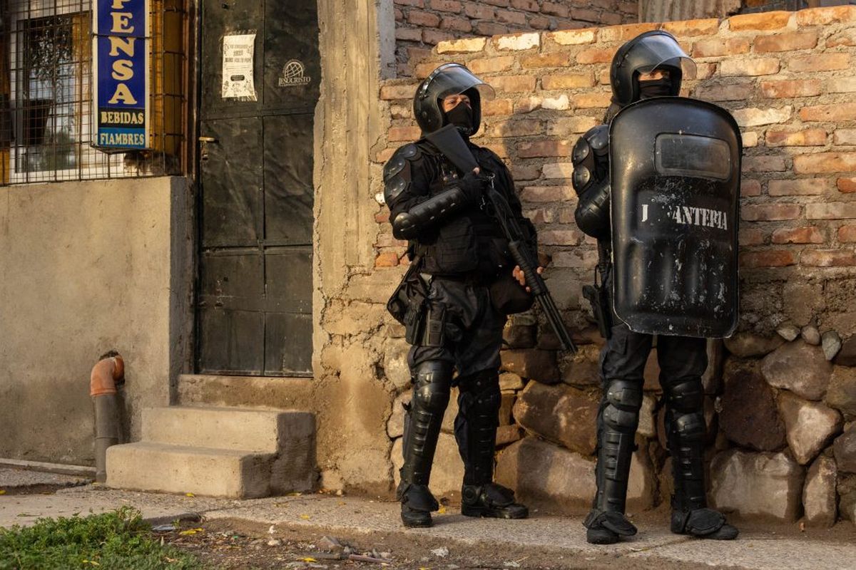 Hubo 11 personas detenidas en el operativo realizado en el barrio 8 de Abril de Las Heras. Hubo 11 personas detenidas en el operativo realizado en el barrio 8 de Abril de Las Heras.