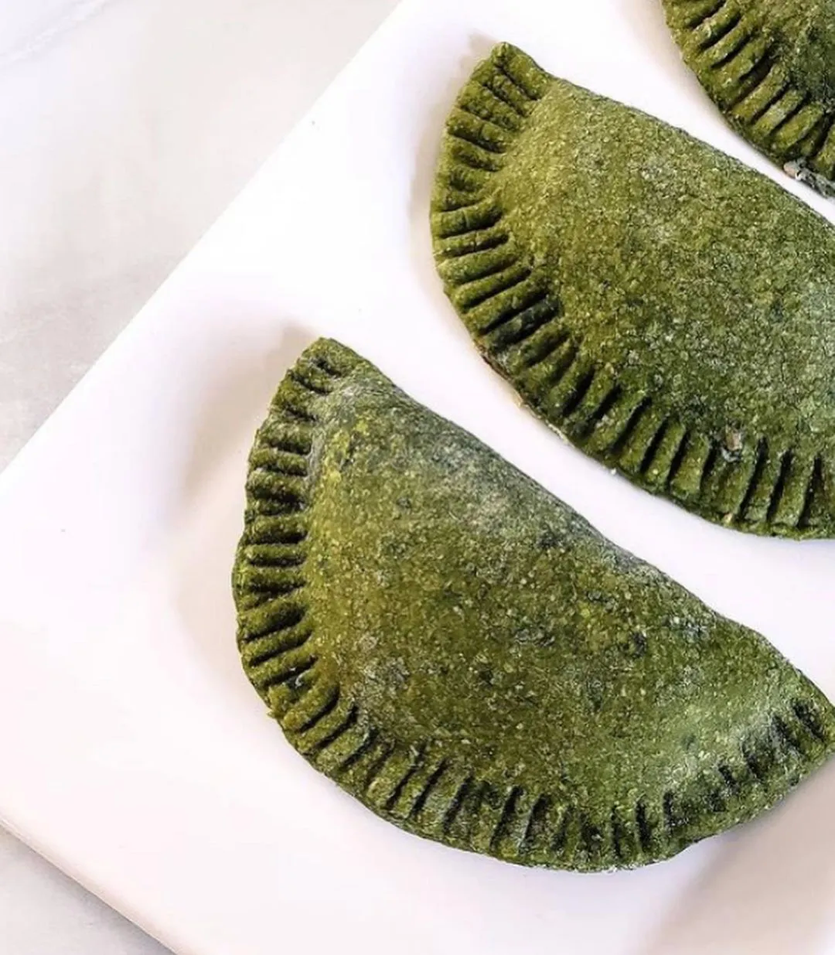 Deliciosas empanadas rellenas de queso y cebolla con masa de espinacas. Deliciosas empanadas rellenas de queso y cebolla con masa de espinacas.