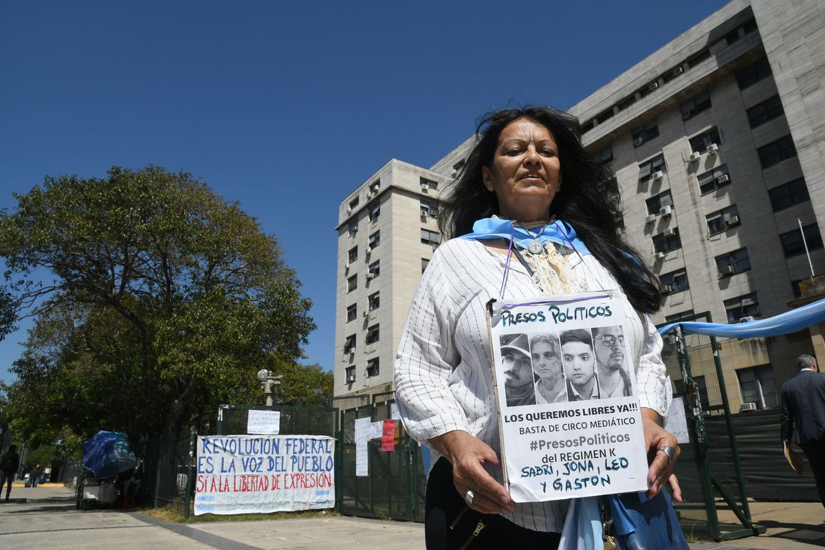 Integrantes de Revolución Federal llegaron a tribunales este martes para pedir la liberación de sus compañeros involucrados en el investigación judicial por el intento de magnicidio contra Cristina Kirchner.