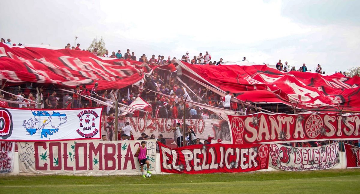 Los hinchas de Huracán Las Heras, coparon el General San Martín.