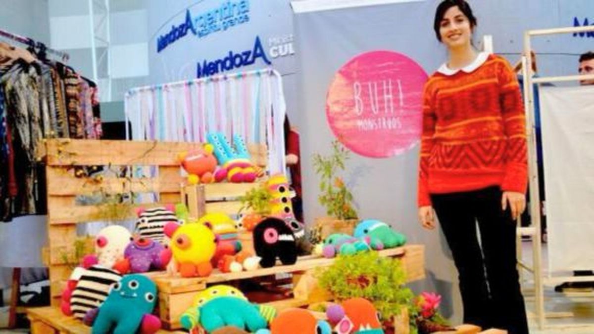 Mariana Delfino falleció de cáncer. Aquí, junto a sus monstruos tejidos artesanalmente. Mariana Delfino falleció de cáncer. Aquí, junto a sus monstruos tejidos artesanalmente.