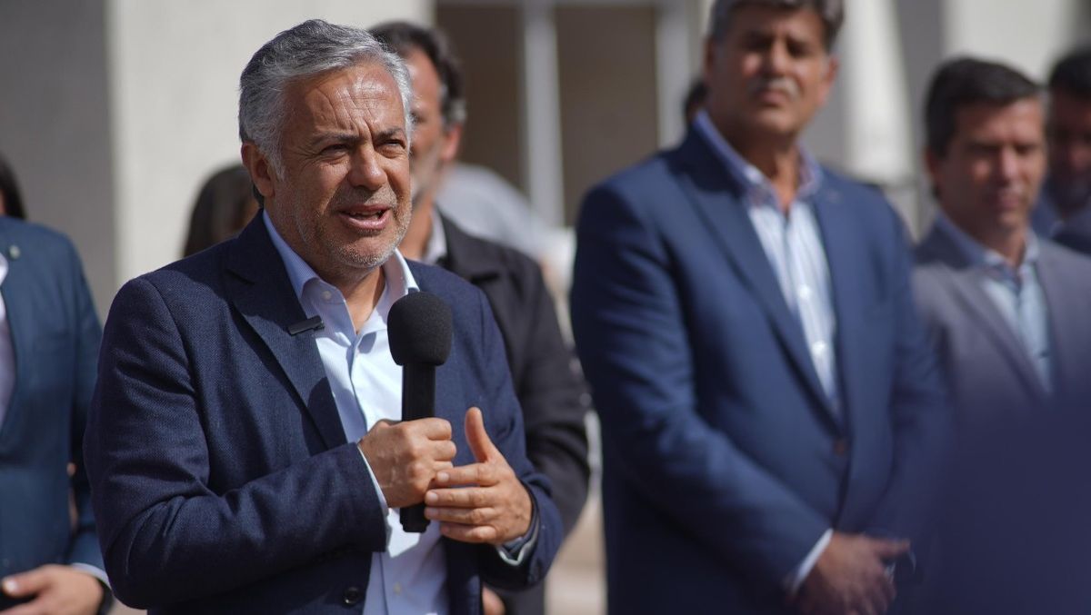 Alfredo Cornejo subraya que quiere mejorar la estructura de los impuestos en Mendoza. Imagen ilustrativa.