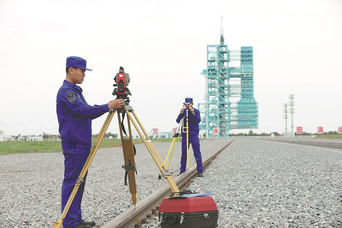 Los técnicos revisan un riel utilizado para trasladar cohetes el 22 de agosto de 2020. CAO YAHAO / PARA CHINA DAILY Los técnicos revisan un riel utilizado para trasladar cohetes el 22 de agosto de 2020. CAO YAHAO / PARA CHINA DAILY
