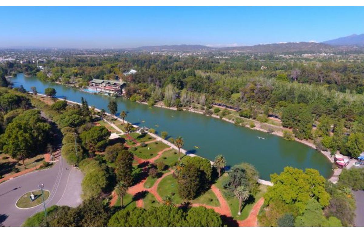 A partir de noviembre se podrá pasear en una embarcación similar a La Cuyanita en las aguas del lago del Parque San Marín