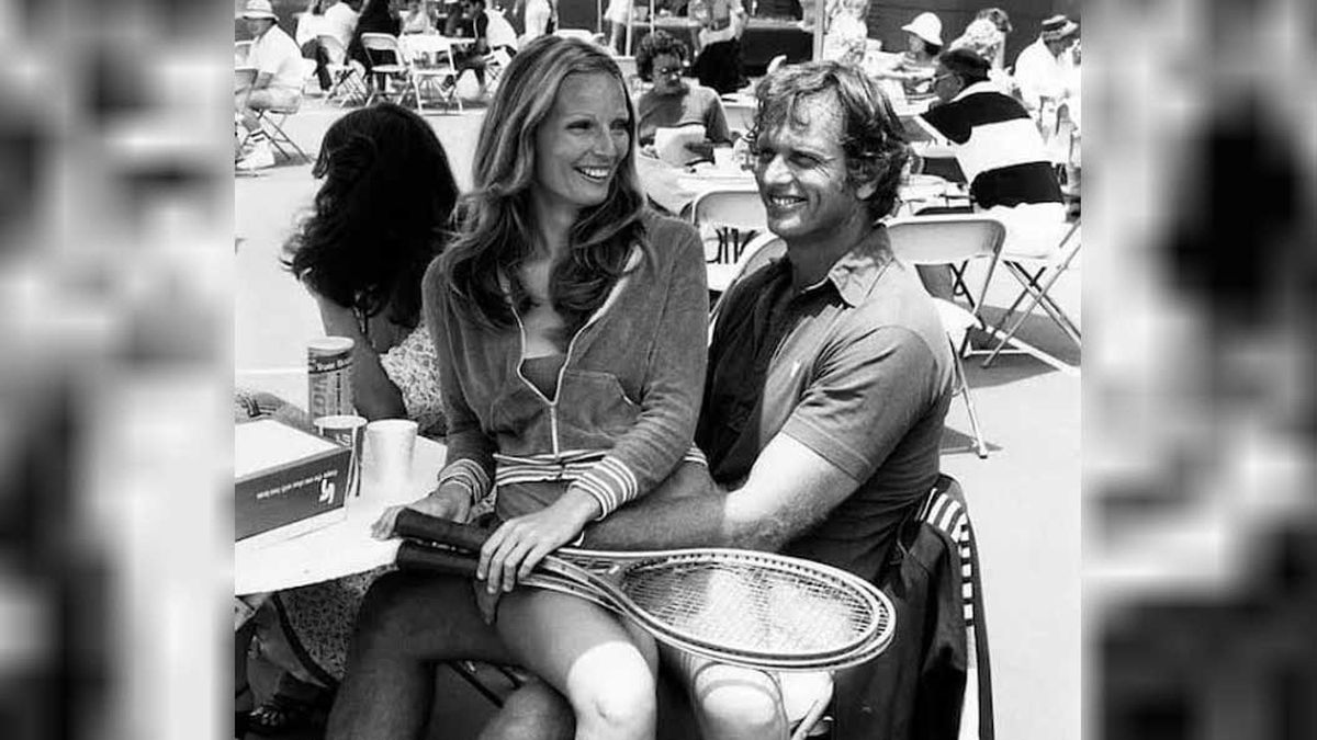 Ron Ely, el Tarzán de la TV, junto a su esposa Valerie Lundeen, a quien conoció en un certamen de belleza Miss America Ron Ely, el Tarzán de la TV, junto a su esposa Valerie Lundeen, a quien conoció en un certamen de belleza Miss America