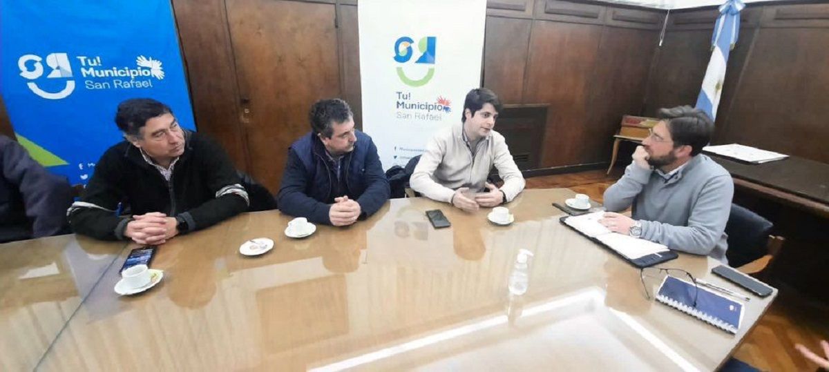 Nicolás Vicchi, acompañado por productores y presidentes de las cooperativas, visitaron al intendente a cargo hoy, Paulo Campi